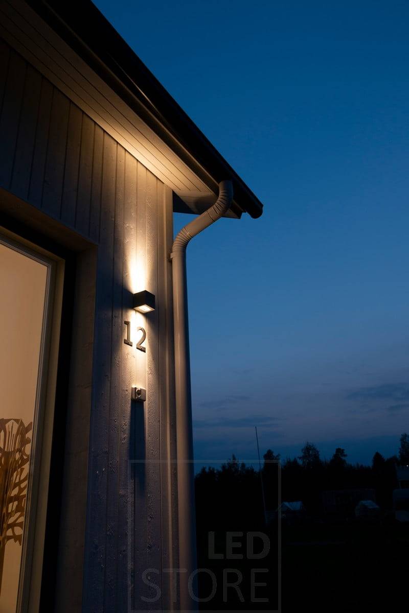 Aplique CUBIC OUT 2 de exterior para iluminar el número de la casa y la fachada de la misma.